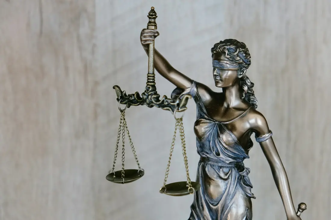 Estatua de la justicia con la balanza