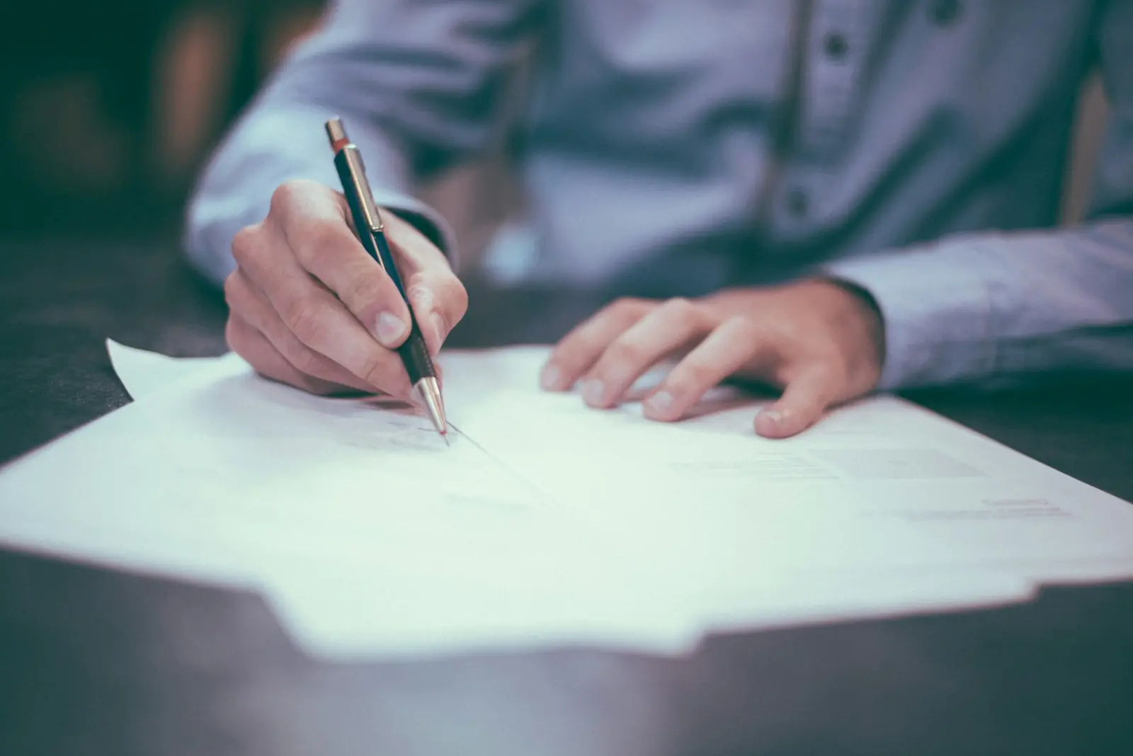 Firma de un documento en un despacho