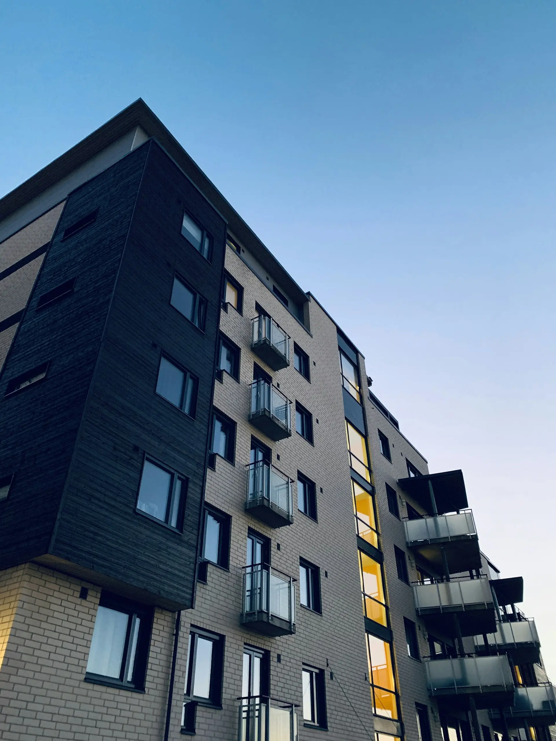 Fachada de un edificio de viviendas al atardecer